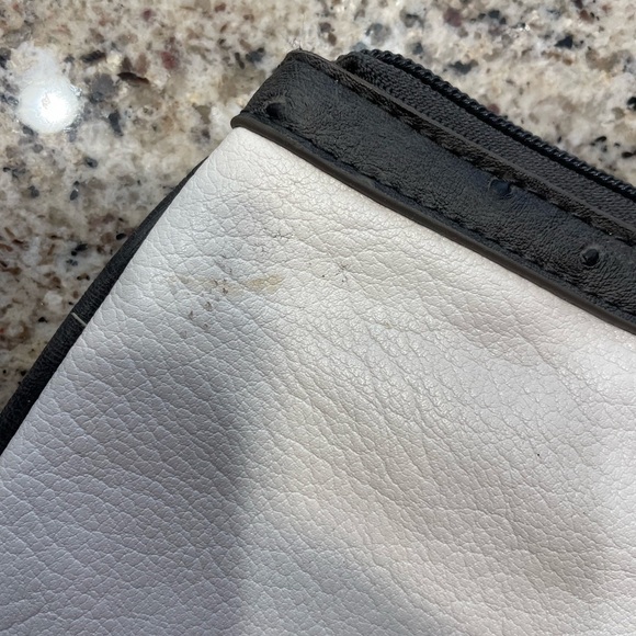 Guess Wristlet Small Leopard Interior - Picture 5 of 6